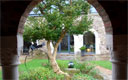 Vue sur la cour intérieure depuis le cloître