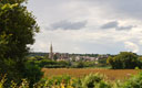 Le bourg au loin